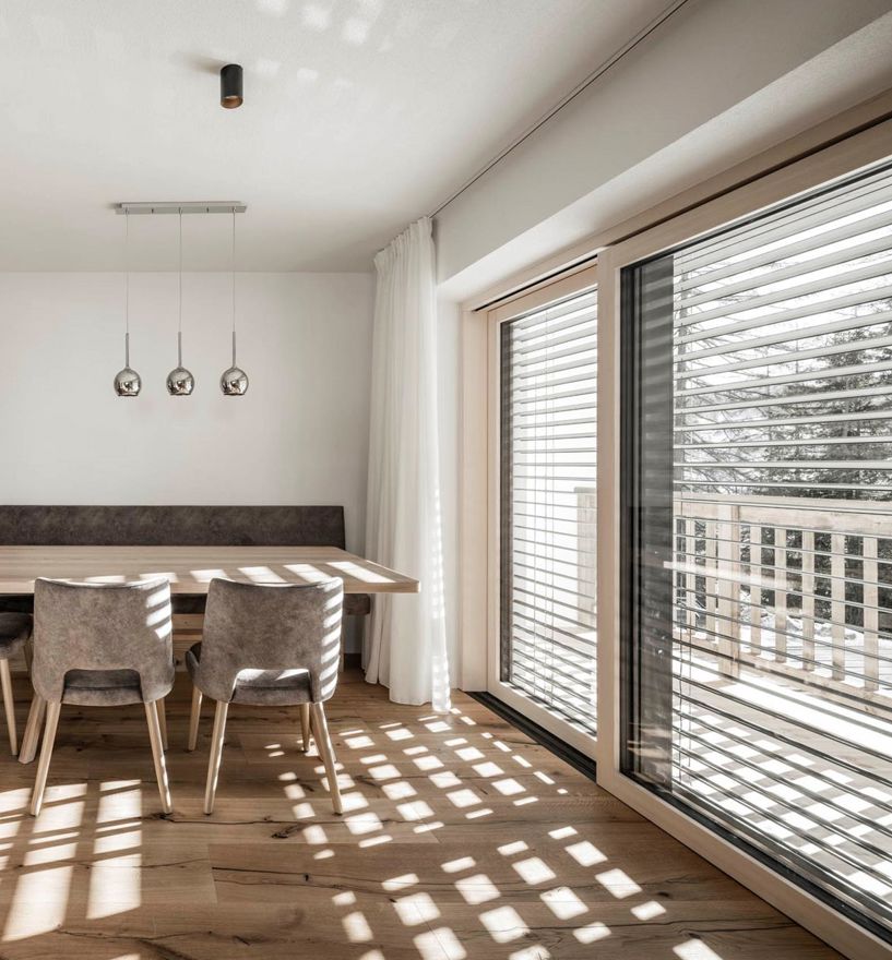 Der Terrassenzugang mit Raffstores