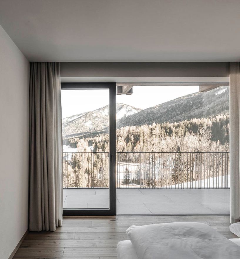 Ein Zimmer mit Panoramafenster und Zugang zum Balkon