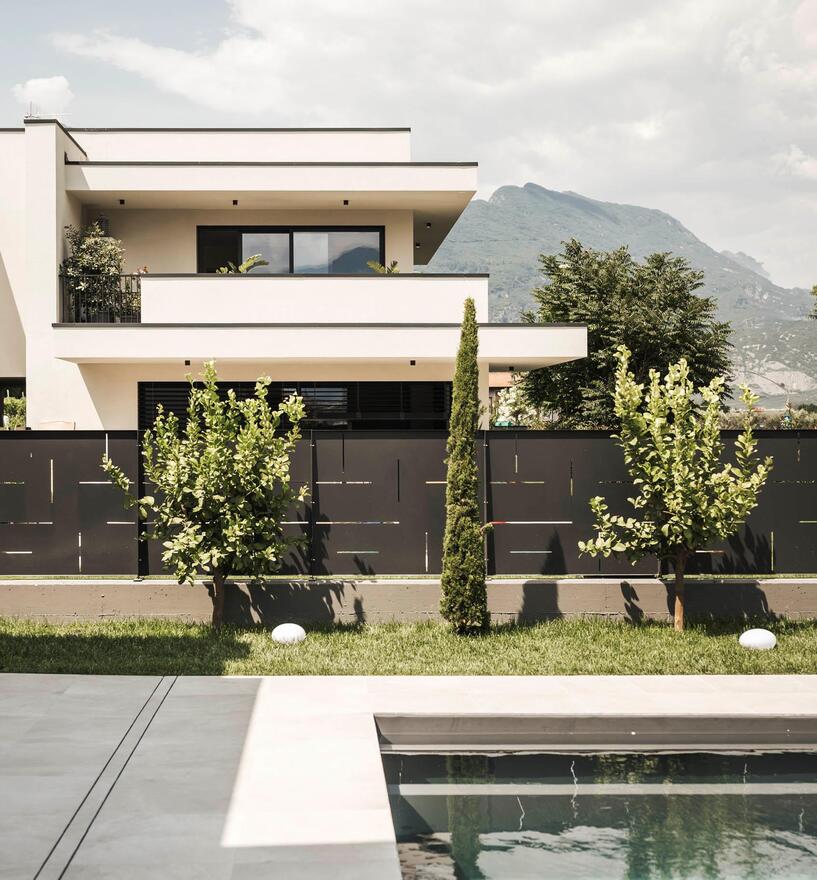 Gartenbereich mit Pool und Fensterfront der Wohnanlage