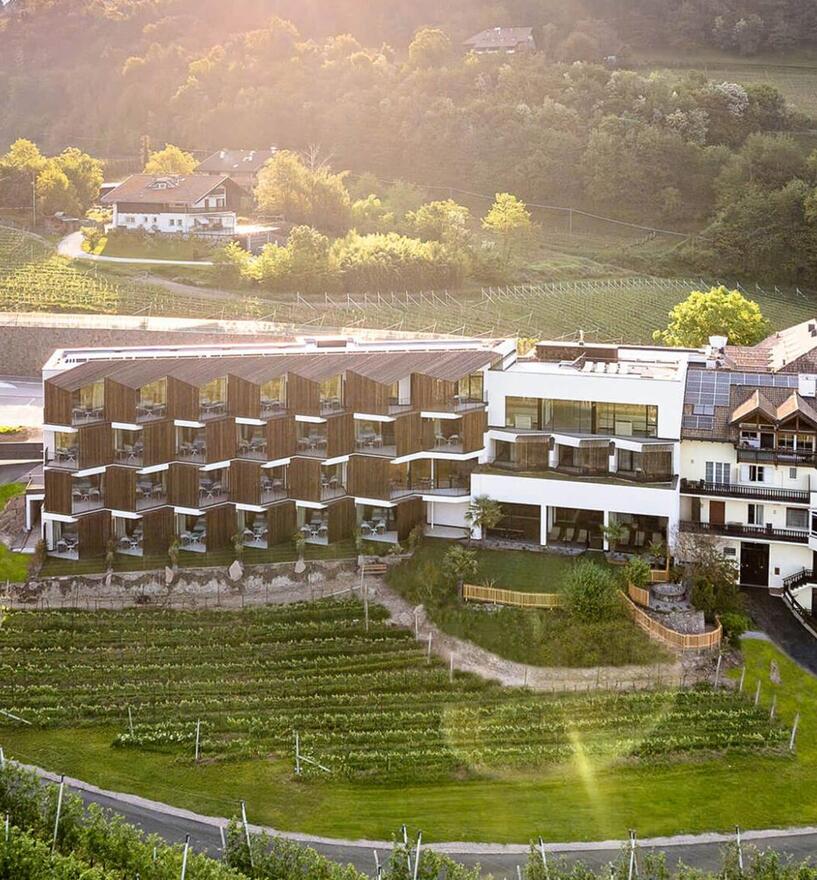 Hotel Tenz in den Südtiroler Bergen mit Fenstern und Verglasungen von TIP TOP