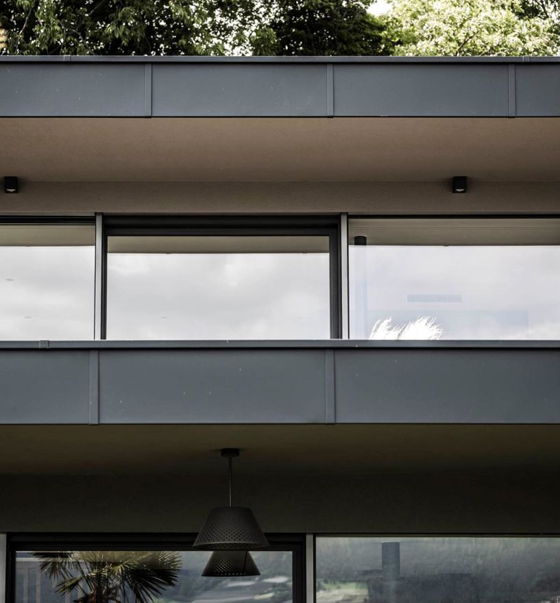 Projekt: Villa Dorf Tirol - Tip Top Fenster & Systeme - Fenster und Verglasungen mit Raffstore aus Südtirol