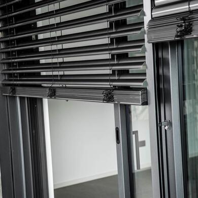 Oscuramento con raffstore in posizione aperta e chiusa — protezione solare flessibile per finestre e porte