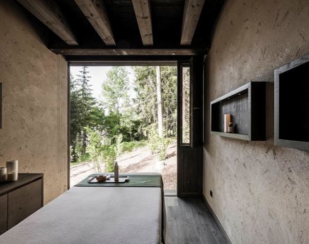 Ein Behandlungsraum mit großem Fenster