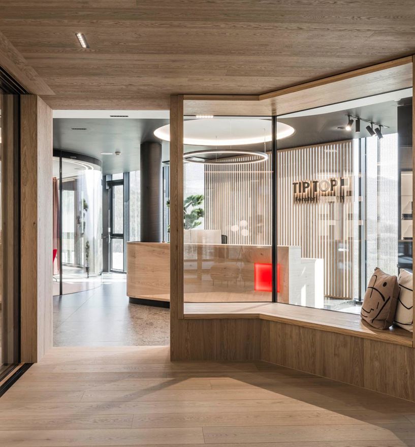 showroom-vahrn-interior-tower-c-hannes-niederkofler-web-8803