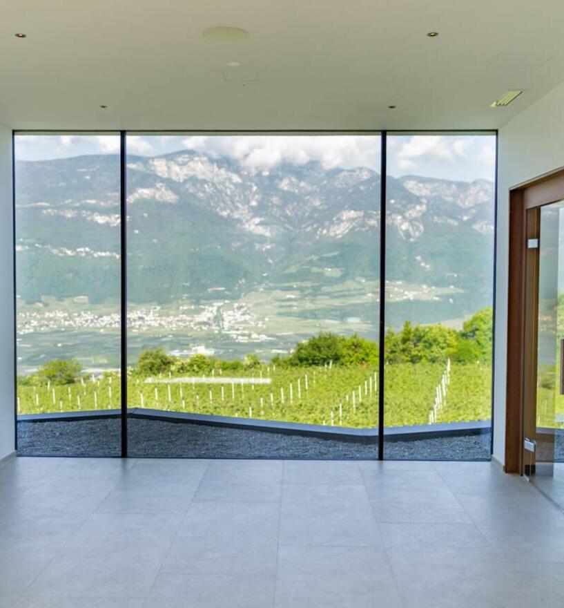 Rahmenlose Verglasungen für einen traumhaften Blick auf die Südtiroler Berge