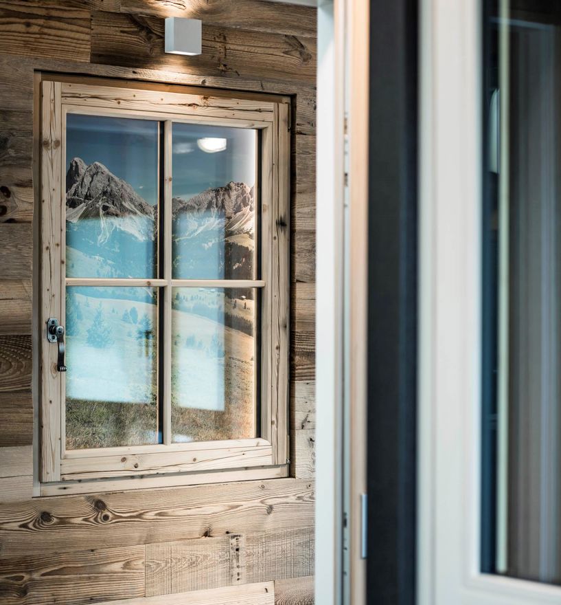 Una finestra in legno con inglesine