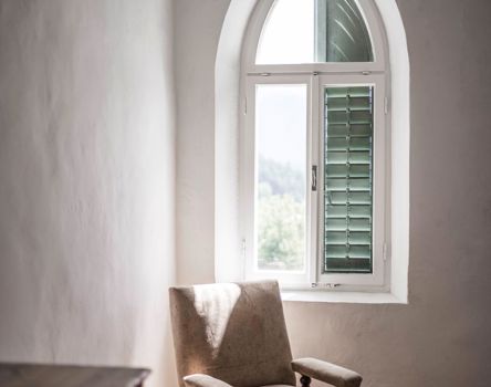 Projekt: Altbausanierung Freyenthurn - Tip Top Fenster & Systeme - Spitzbogenfenster mit Jalousien aus Südtirol