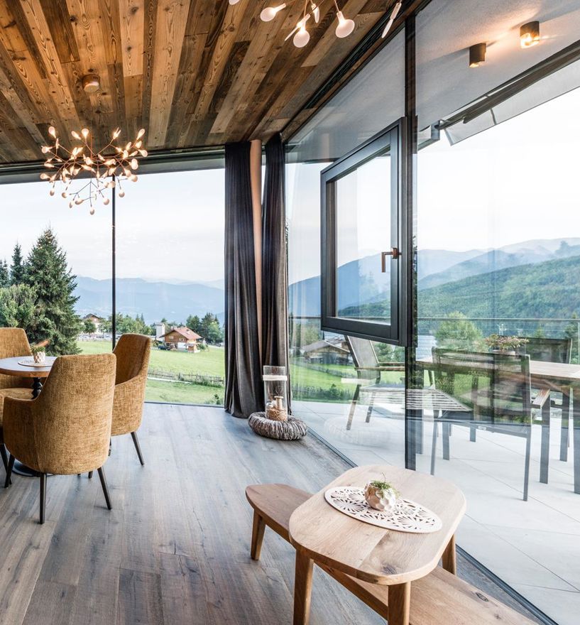 Il bar di un albergo con terrazza, vetrate e finestra nella vetrocamera