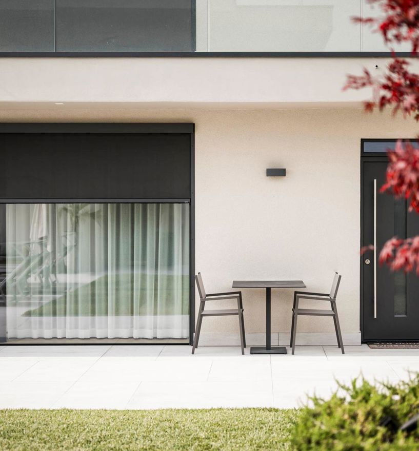 Projekt: Villa am Gardasee - Tip Top Fenster & Systeme - Fenster und Verglasungen mit Zip-Beschattung aus Südtirol