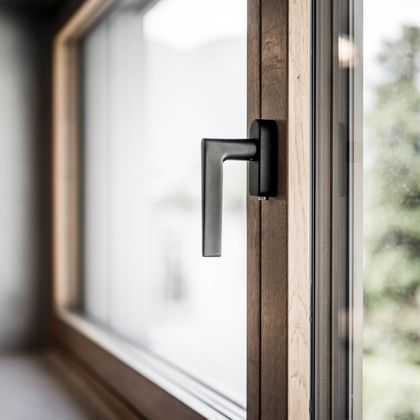 Ein Fenster mit Griff Modell Toulon