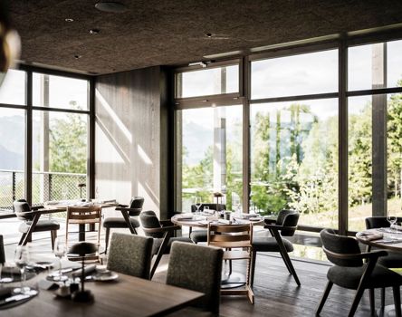 Der Speisesaal mit großen Fenstern