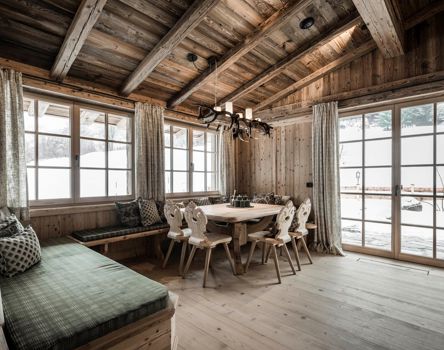 Una tradizionale Stube rustica con finestre in legno Topline 80 e inglesine