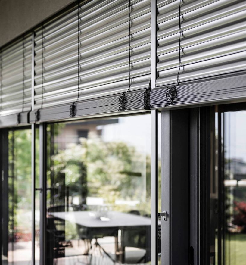 Projekt: Villa Dorf Tirol - Tip Top Fenster & Systeme - Fenster und Verglasungen mit Raffstore aus Südtirol