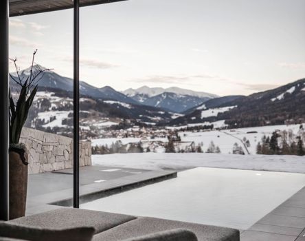 Ruheraum mit Panoramafenster zum Pool