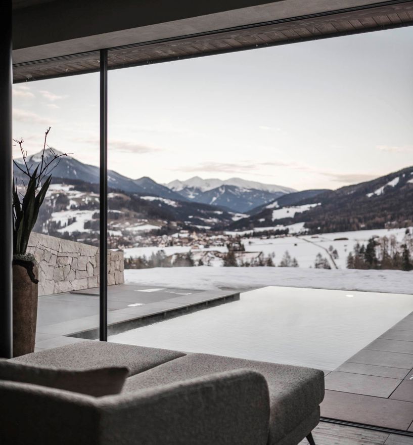 Ruheraum mit Panoramafenster zum Pool