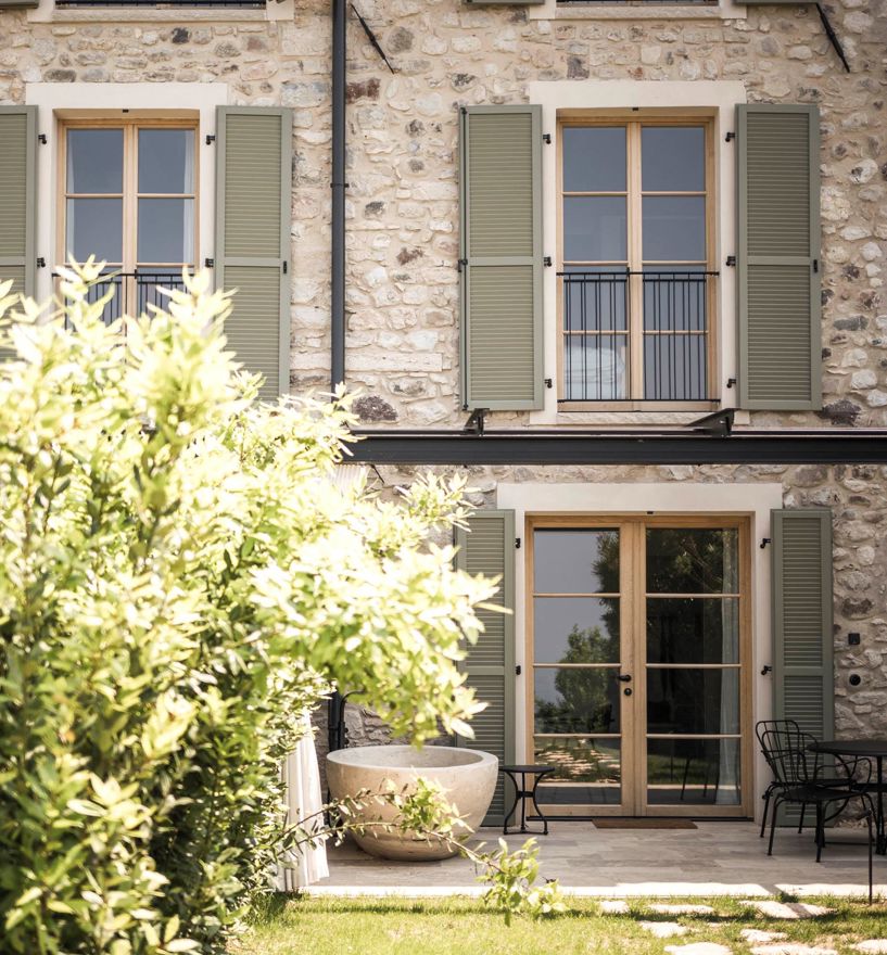 Projekt: Rustico Gardasee - Tip Top Fenster & Systeme - Fenster mit Sprossen und Jalousien aus Südtirol