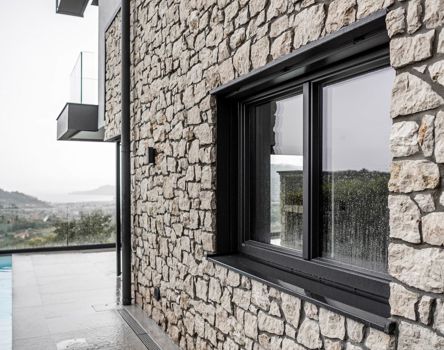 Finestra in legno-alluminio Alutop 80 con davanzale esterno