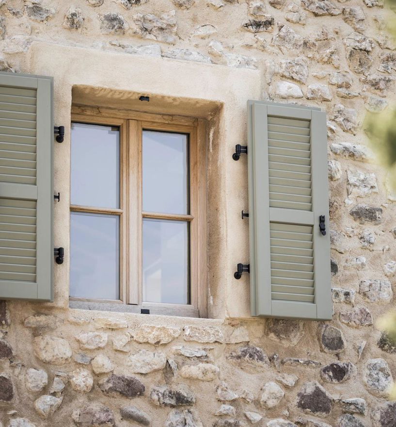 Projekt: Rustico Gardasee - Tip Top Fenster & Systeme - Fenster mit Sprossen und Jalousien aus Südtirol