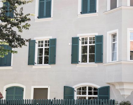 Projekt: Altbausanierung Neumarkt - Tip Top Fenster & Systeme - Fenster mit Sprossen und Jalousien aus Südtirol