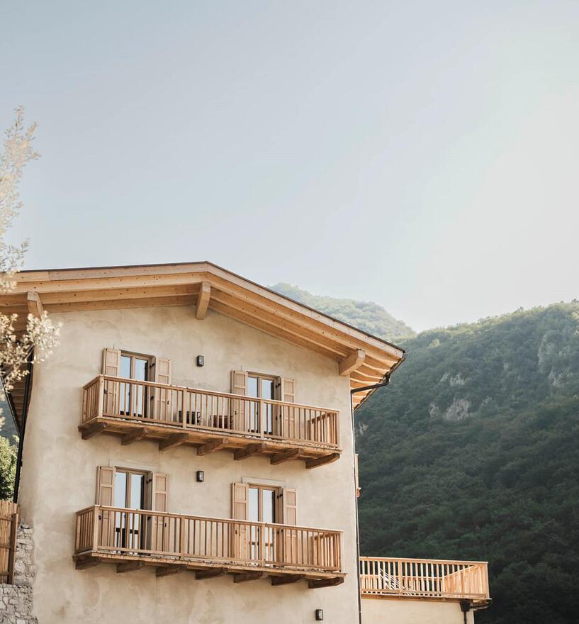 Saniertes Wohnhaus mit Holzfenstern in Lärche und Jalousien in Holz