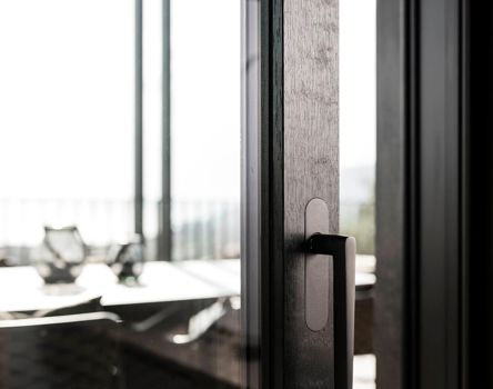 Projekt: Villa Gardasee - Tip Top Fenster & Systeme - Verglasungen, Hebeschiebetüren, Fenster und Beschattung, Haustüren