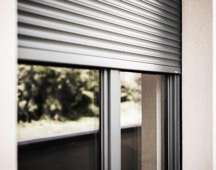 Fensterdetail mit halb geschlossenem Rollo