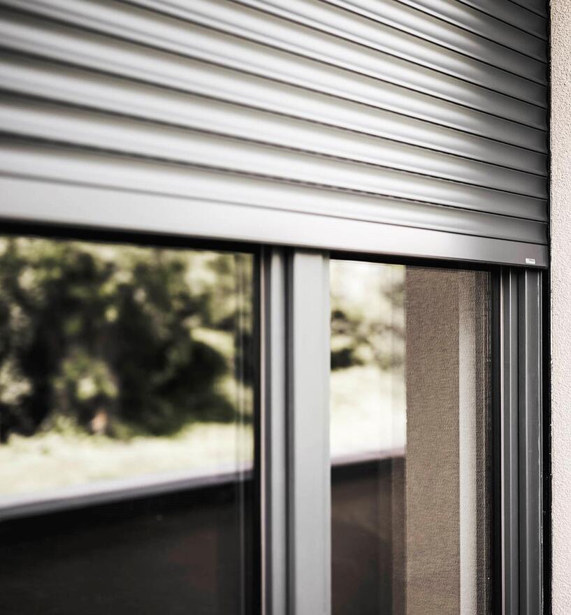 Fensterdetail mit halb geschlossenem Rollo