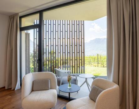 Helle Zimmer im Hotel Tenz mit Fenster und Verglasungen von Tip Top Fenster aus Meransen