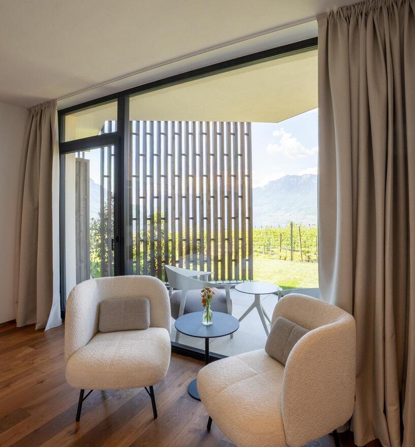 Helle Zimmer im Hotel Tenz mit Fenster und Verglasungen von Tip Top Fenster aus Meransen