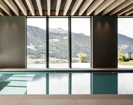 Das Hallenbad mit rahmenloser Verglasung