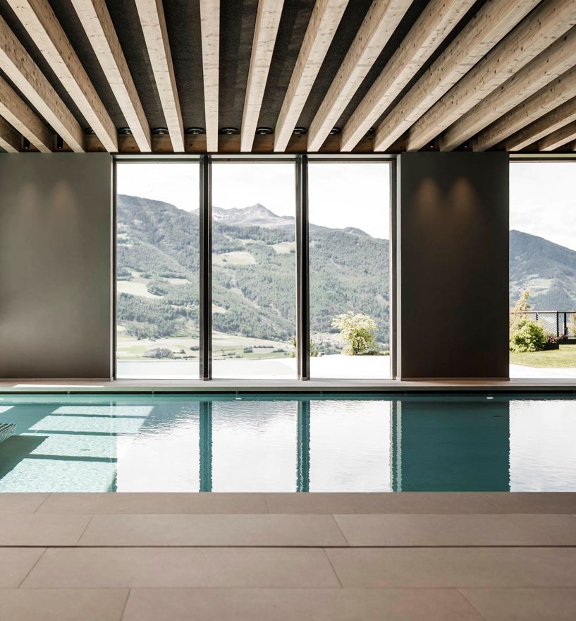 Das Hallenbad mit rahmenloser Verglasung