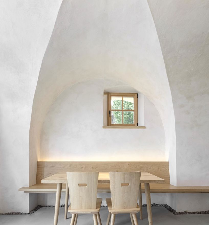 Una finestra in legno dell'Alto Adige con inglesine e maniglia Amsterdam nera vista dall'interno