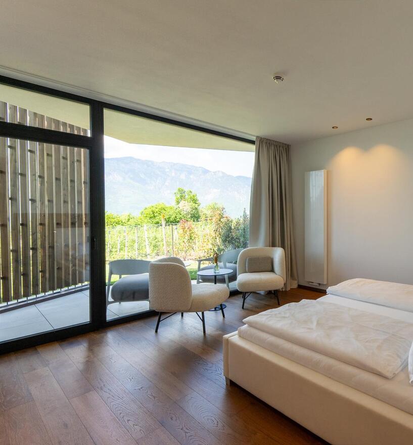 Lichtdurchflutete Zimmer im Hotel Tenz mit Fenstern von Tip Top Qualität aus Südtirol