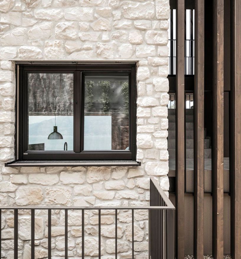 Finestra in legno-alluminio Alutop 80 con davanzale esterno