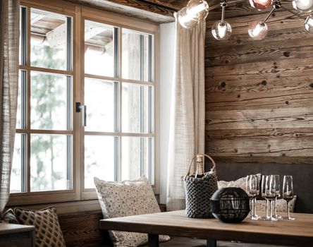 Finestra in legno Topline 80 in una sala da pranzo