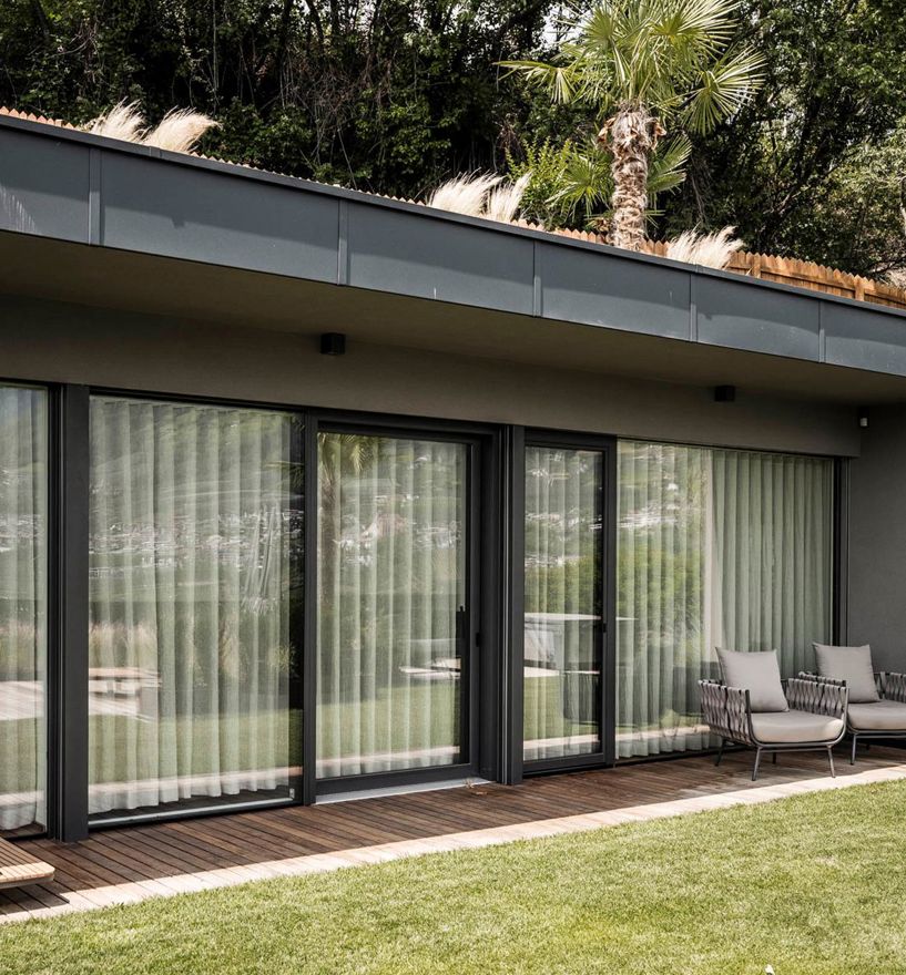 Projekt: Villa Dorf Tirol - Tip Top Fenster & Systeme - Fenster und Verglasungen mit Raffstore aus Südtirol