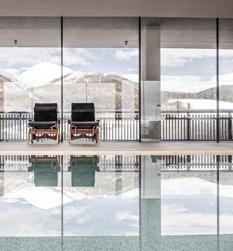 La piscina interna panoramica dell'Hotel Hotel Familiamus con vetrata frameless