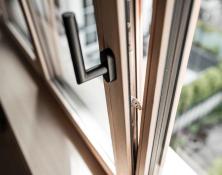 Nahaufnahme eines gekippten Fensters