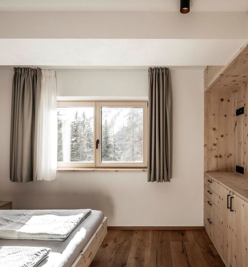 Fenster mit Griff und Fensterbank innen im Schlafzimmer