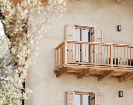 Fenster und Jalousien in Holz passen perfekt zum sanierten Wohnhaus am Gardasee