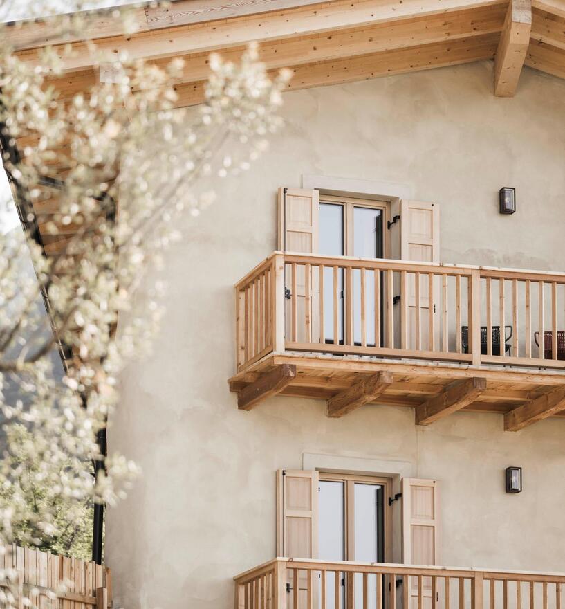 Fenster und Jalousien in Holz passen perfekt zum sanierten Wohnhaus am Gardasee
