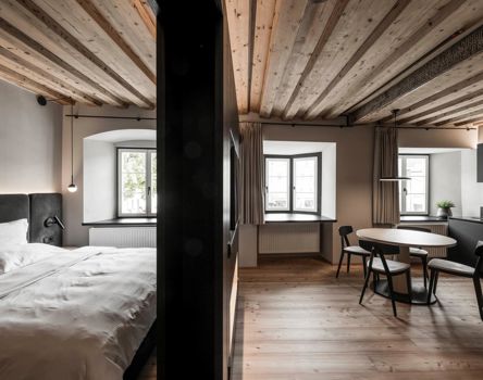 Fenster mit Griffen, Sprossen und Fensterbank in einer Suite