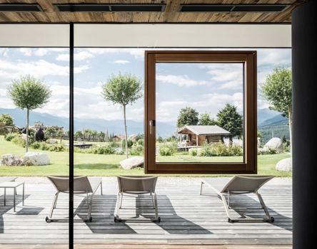La sala relax dell'Hotel Sonnenberg con finestre panoramiche e finestra nella vetrocamera