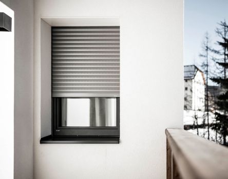 Finestra con davanzale esterno e avvolgibili standard