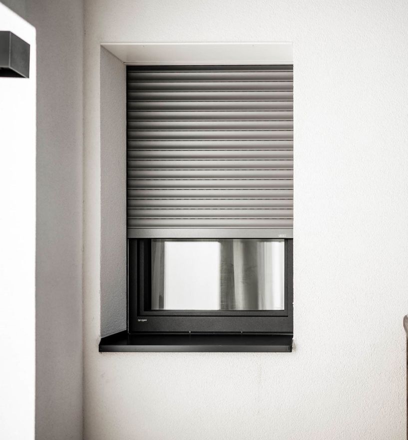 Fenster mit Fensterbank außen und Standardrollläden