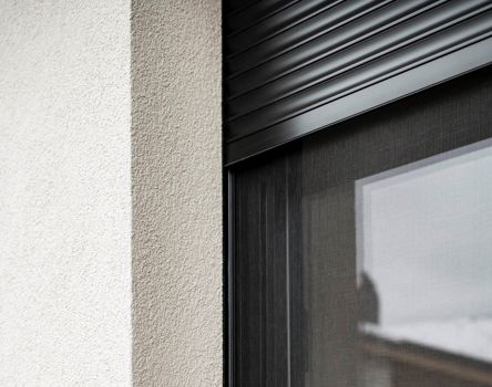 Holz-Alu-Fenster mit Insektenschutz und Rollläden