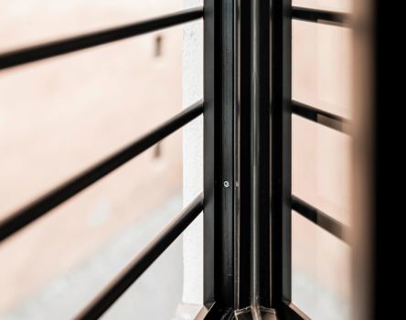 Nahaufnahme eines Fensters mit Sprossen