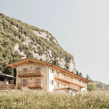 Sanierte Fassade mit Holzfenstern in Lärche anthrazit – Wohnhaussanierung Tenno, Gardasee