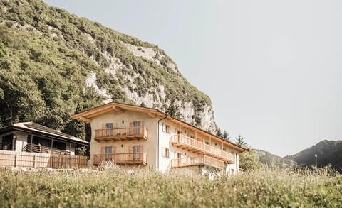Sanierte Fassade mit Holzfenstern in Lärche anthrazit – Wohnhaussanierung Tenno, Gardasee