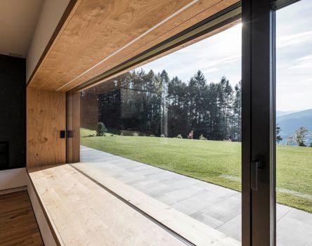 Finestra in legno Topline Design 80 in un'abitazione privata a Sant'Andrea